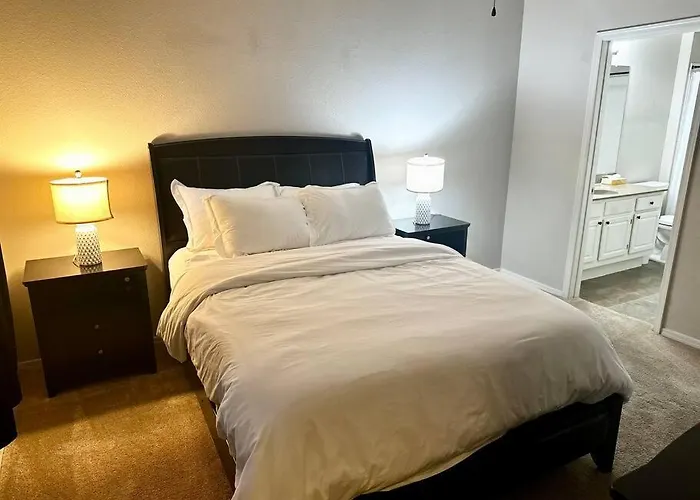 Comfy 2 Bed 2 Bath Paradise With Pool And Gym Apartment