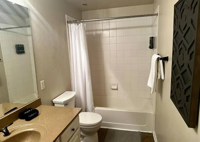 Comfy 2 Bed 2 Bath Paradise With Pool And Gym
