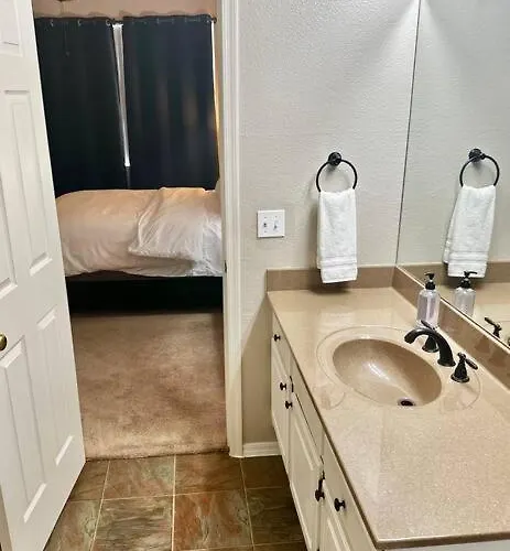 Comfy 2 Bed 2 Bath Paradise With Pool And Gym Apartment *