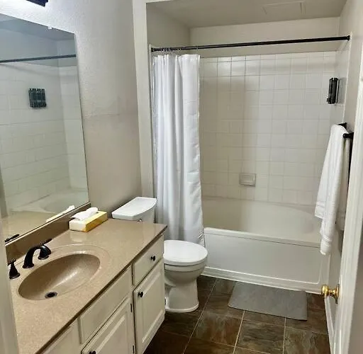 Comfy 2 Bed 2 Bath Paradise With Pool And Gym Apartment